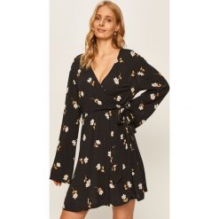 Billabong - Sukienka. Czarne sukienki damskie Billabong, na co dzień, s, w kwiaty, z wiskozy, casualowe, bez kołnierzyka, z długim rękawem, długie, mini, rozkloszowane. Za 299,90 zł.