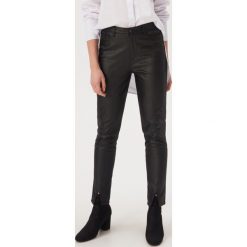 Coatingowe spodnie high waist - Czarny. Czarne spodnie damskie Sinsay, s, bez wzorów, z podwyższonym stanem. W wyprzedaży za 49,99 zł.