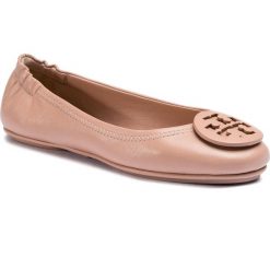 Baleriny TORY BURCH - Minnie Travel Ballet With Logo 49350 Goan/Sand 927. Brązowe baleriny damskie Tory Burch, bez wzorów, ze skóry, klasyczne, bez obcasa. W wyprzedaży za 679,00 zł.