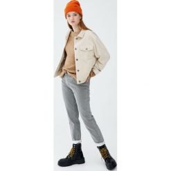 Spodnie w paseczki. Szare spodnie damskie Pull&Bear. Za 109,00 zł.