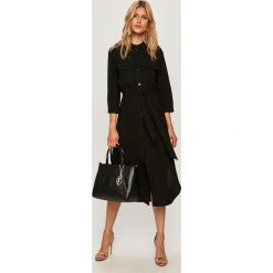 Armani Exchange - Sukienka. Czarne sukienki damskie Armani Exchange, na co dzień, s, bez wzorów, z poliesteru, casualowe, bez kołnierzyka, bez rękawów, midi, proste. W wyprzedaży za 769,90 zł.