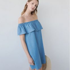 Jeansowa sukienka mini -. Sukienki damskie Sinsay, s, bez wzorów, z jeansu, bez kołnierzyka, bez rękawów, mini. W wyprzedaży za 39,99 zł.