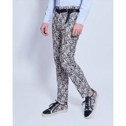 Spodnie chino w kolorze kremowo-granatowym. Niebieskie spodnie męskie Cacharel, m, z bawełny, klasyczne. W wyprzedaży za 349,95 zł.