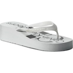 Japonki CALVIN KLEIN JEANS - Tesse Jelly RE9734 White. Białe klapki damskie Calvin Klein Jeans, w paski, z jeansu, bez obcasa, na koturnie. W wyprzedaży za 139,00 zł.