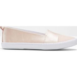 Buty wsuwane bonprix cielisty - kolor czerwonego złota. Brązowe buty sportowe damskie bonprix, bez wzorów, sportowe. Za 34,99 zł.
