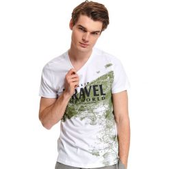 T-shirt z nadrukiem. Białe t-shirty męskie Top Secret, na lato, m, z nadrukiem, z bawełny, wakacyjne, bez kołnierzyka, krótkie. Za 39,99 zł.