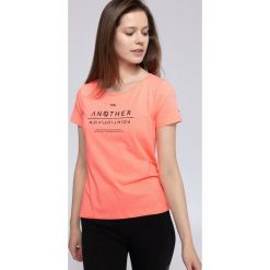 T-shirt damski TSD236 - łososiowy. Różowe t-shirty damskie 4f, z nadrukiem, z bawełny, bez kołnierzyka. Za 39,99 zł.