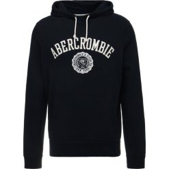 Abercrombie & Fitch CORE LOGO POPOVER Bluza z kapturem navy. Niebieskie bluzy męskie marki Abercrombie & Fitch, xs, z bawełny, z kapturem. Za 349,00 zł.