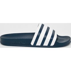 Adidas Originals - Klapki. Niebieskie klapki damskie adidas Originals, bez wzorów, z gumy, bez obcasa, na obcasie. Za 149,90 zł.