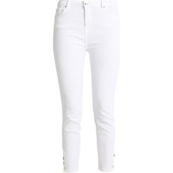 Cortefiel SLIM FIT TROUSERS WITH BUTTONS IN HEM Jeansy Slim Fit white. Białe jeansy damskie relaxed fit marki Cortefiel, z bawełny. Za 249,00 zł.