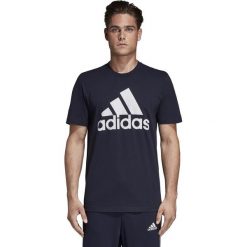 KOSZULKA MUST HAVES BADGE OF SPORT (XL). Koszulki męskie Adidas, xl, bez wzorów, z bawełny, z kontrastowym kołnierzykiem, bez rękawów, na fitness i siłownię. W wyprzedaży za 69,99 zł.
