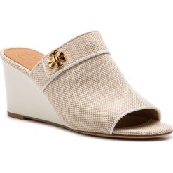 Klapki TORY BURCH - Kira 65mm Open Toe Mule 55520 Natural/Perfect Ivory 263. Brązowe klapki damskie Tory Burch, bez wzorów, ze skóry, bez obcasa, na obcasie. W wyprzedaży za 979,00 zł.