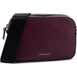 Torebka COCCINELLE - EV3 Mini Bag E5 EV3 55 I1 07 Plum V21. Fioletowe listonoszki damskie Coccinelle, z aplikacjami, ze skóry, zdobione, bez dodatków. Za 849,00 zł.