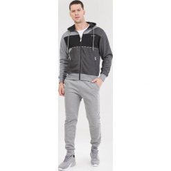 Szara Bluza Fyrelney. Szare bluzy męskie Born2be, xl, bez wzorów, bez kołnierzyka, bez rękawów, bez kaptura. Za 109,99 zł.