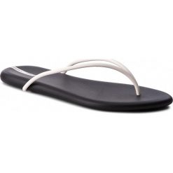 Japonki IPANEMA - Philippe Starck Ting M II Unis 82484 Black/White 24583. Białe klapki damskie marki Ipanema, bez wzorów, z tworzywa sztucznego, bez obcasa. Za 134,99 zł.