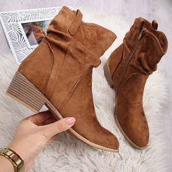 Kowbojki damskie zamszowe brązowe eVento - camel. Pomarańczowe botki damskie eVento, z zamszu, bez obcasa, bez zapięcia. Za 139,99 zł.