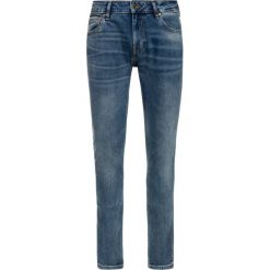 Jeansy Skinny Fit Guess M93AN1 D3I31. Niebieskie jeansy męskie Guess, m, z aplikacjami. W wyprzedaży za 229,00 zł.