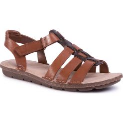 Sandały CLARKS - Blake Jewel 261482524 Dark Tan Lea. Pomarańczowe klapki damskie Clarks, bez wzorów, ze skóry, bez obcasa. Za 299,00 zł.
