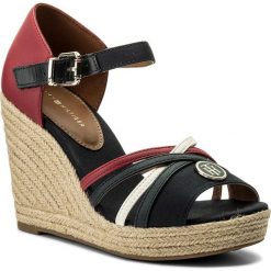 Espadryle TOMMY HILFIGER - Elena Straps Sandal FW0FW02425 Rwb 020. Espadryle damskie TOMMY HILFIGER, bez wzorów, ze skóry ekologicznej, bez obcasa, na obcasie. W wyprzedaży za 269,00 zł.