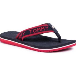 Japonki TOMMY HILFIGER - Th Embossed Flat Beach Sandal FW0FW04805 Rwb 0KP. Czerwone klapki damskie TOMMY HILFIGER, bez wzorów, ze skóry, bez obcasa. W wyprzedaży za 119,00 zł.