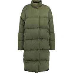 Moss Copenhagen RAZA YO Płaszcz zimowy grape leaf. Zielone płaszcze damskie pastelowe Moss Copenhagen, na zimę, m, z materiału. W wyprzedaży za 467,35 zł.