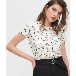Bawełniana koszulka all over - Kremowy. Białe koszulki damskie Cropp, s, z bawełny. Za 29,99 zł.
