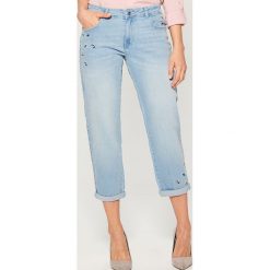 Jeansy boyfriend z kwiatowym haftem - Niebieski. Niebieskie jeansy damskie Mohito. Za 119,99 zł.