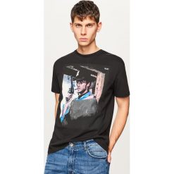T-shirt z filmowym nadrukiem - Czarny. Czarne t-shirty męskie z nadrukiem Reserved, l. Za 59,99 zł.