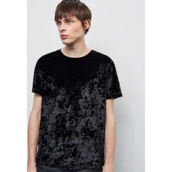 Welurowy T-shirt - Czarny. Czarne t-shirty męskie Reserved, xl, bez wzorów, z weluru, bez kołnierzyka. W wyprzedaży za 19,99 zł.