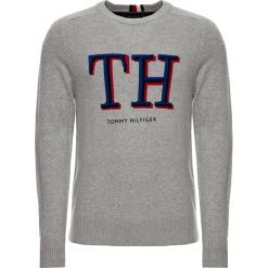 Sweter TOMMY HILFIGER Monogram Graphic MW0MW11689. Szare swetry męskie TOMMY HILFIGER, m, bez wzorów, z bawełny, klasyczne, z klasycznym kołnierzykiem, bez kaptura. W wyprzedaży za 309,00 zł.