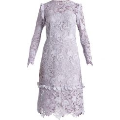 True Decadence Sukienka koktajlowa light grey. Szare sukienki koktajlowe True Decadence, z materiału. W wyprzedaży za 581,40 zł.