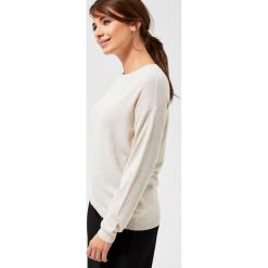 Sweter z metaliczną nitką. Żółte swetry damskie Moodo, xs, bez wzorów, z wiskozy, klasyczne, z długim rękawem, długie, bez kaptura. Za 69,99 zł.