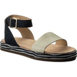Sandały CLARKS - Botanic Ivy 261319614 Navy Combi. Brązowe klapki damskie Clarks, bez wzorów, ze skóry, bez obcasa. W wyprzedaży za 209,00 zł.