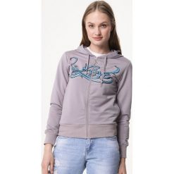 Szara Bluza Explicitness. Szare bluzy damskie marki Born2be, s, z nadrukiem, bez rękawów, bez kaptura. Za 29,99 zł.