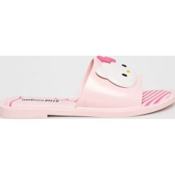 Melissa - Klapki Hello Kitty. Różowe klapki damskie Melissa, z motywem z bajki, z gumy, bez obcasa, na obcasie. W wyprzedaży za 159,90 zł.