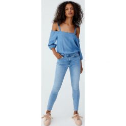 Jeansy rurki z wysokim stanem. Szare jeansy damskie Pull&Bear, bez wzorów, z jeansu, z podwyższonym stanem. Za 99,90 zł.