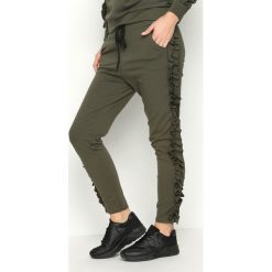 Khaki Spodnie Dresowe Pearlish. Brązowe spodnie dresowe damskie marki Born2be, s, z dresówki. Za 49,99 zł.