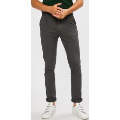 Calvin Klein Jeans - Spodnie. Szare chinosy męskie marki Calvin Klein Jeans, z haftami, z elastanu. W wyprzedaży za 269,90 zł.