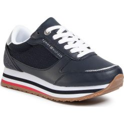 Sneakersy TOMMY HILFIGER - Feminine Tommy Monogram Sneaker FW0FW04706 Desert Sky DW5. Niebieskie półbuty damskie TOMMY HILFIGER, ze skóry ekologicznej. Za 399,00 zł.