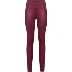 Legginsy z połyskującą powłoką bonprix bordowy. Czerwone legginsy skórzane bonprix. Za 54,99 zł.