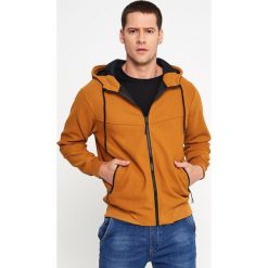 Camelowa Bluza Clathilei. Brązowe bluzy męskie Born2be, xl, bez wzorów, bez kołnierzyka, bez rękawów, bez kaptura. Za 109,99 zł.