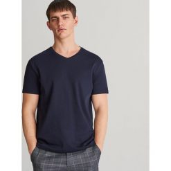 Gładki T-shirt z dekoltem w serek - Granatowy. Niebieskie t-shirty męskie Reserved, s, bez wzorów, z dekoltem w serek. Za 49,99 zł.