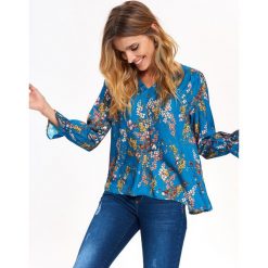 Bluzka damska w modny kwiatowy wzór. Niebieskie bluzki damskie Top Secret, w kwiaty, z tkaniny, eleganckie, z dekoltem w serek, z długim rękawem. W wyprzedaży za 39,99 zł.