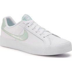 Buty NIKE - Court Royale Ac AO2810 111 White/Pistachio Frost. Białe półbuty damskie Nike, bez wzorów, ze skóry ekologicznej, bez obcasa, na płaskiej podeszwie, bez zapięcia. Za 249,00 zł.
