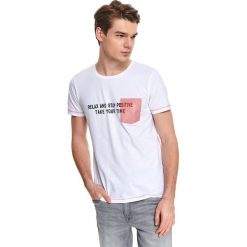 T-shirt z nadrukiem. Białe t-shirty męskie Top Secret, na lato, m, z nadrukiem, z bawełny, klasyczne, z okrągłym kołnierzem, krótkie. W wyprzedaży za 24,99 zł.