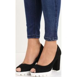 Czarne Czółenka Fisto. Czarne buty ślubne damskie marki Born2be, z otwartym noskiem, na wysokim obcasie, na platformie. Za 69,99 zł.