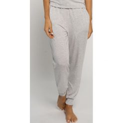 Damskie spodnie do spania Heather. Brązowe piżamy damskie Dorina, s, bez wzorów, z dzianiny, bez rękawów, bez kaptura. Za 69,99 zł.