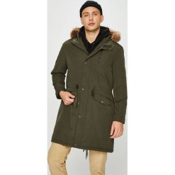 Guess Jeans - Parka. Czarne parki męskie marki Guess Jeans, m, z aplikacjami, z bawełny, długie, z kapturem. W wyprzedaży za 699,90 zł.