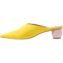 Topshop JUNIPER Klapki yellow. Żółte klapki damskie marki Topshop, bez wzorów, z weluru, bez obcasa. Za 359,00 zł.