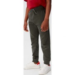 Mango Kids - Spodnie Franciap. Czarne spodnie chłopięce Mango Kids, bez wzorów, z bawełny, casualowe. Za 45,90 zł.